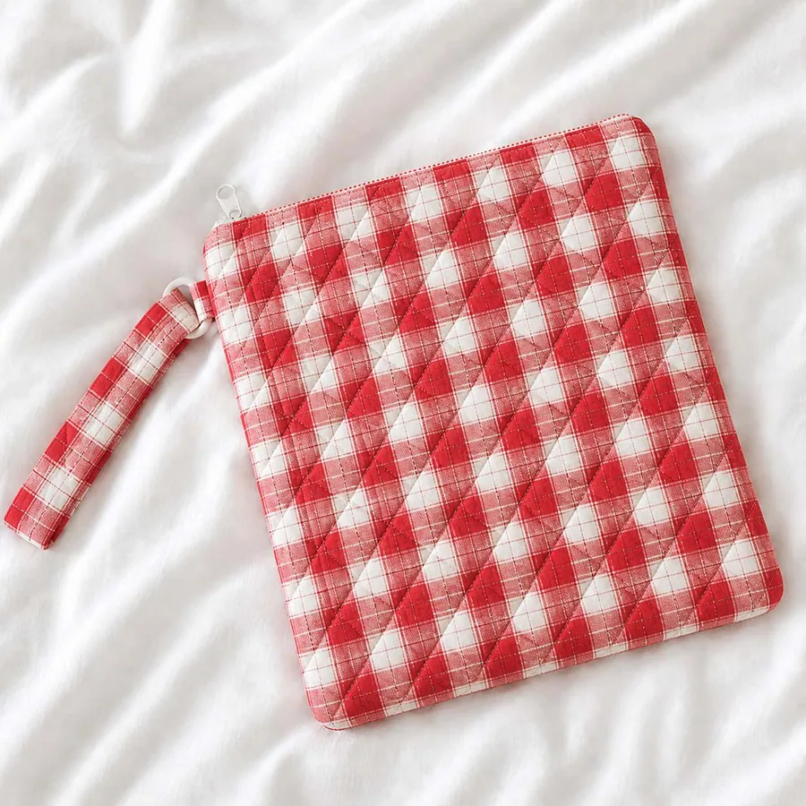 eReader Sleeve PDF sewing pattern: quilted ereader sleeve, back view