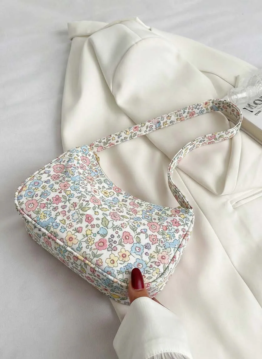 Hobo Bag PDF sewing pattern: piped zip shoulder bag, back view