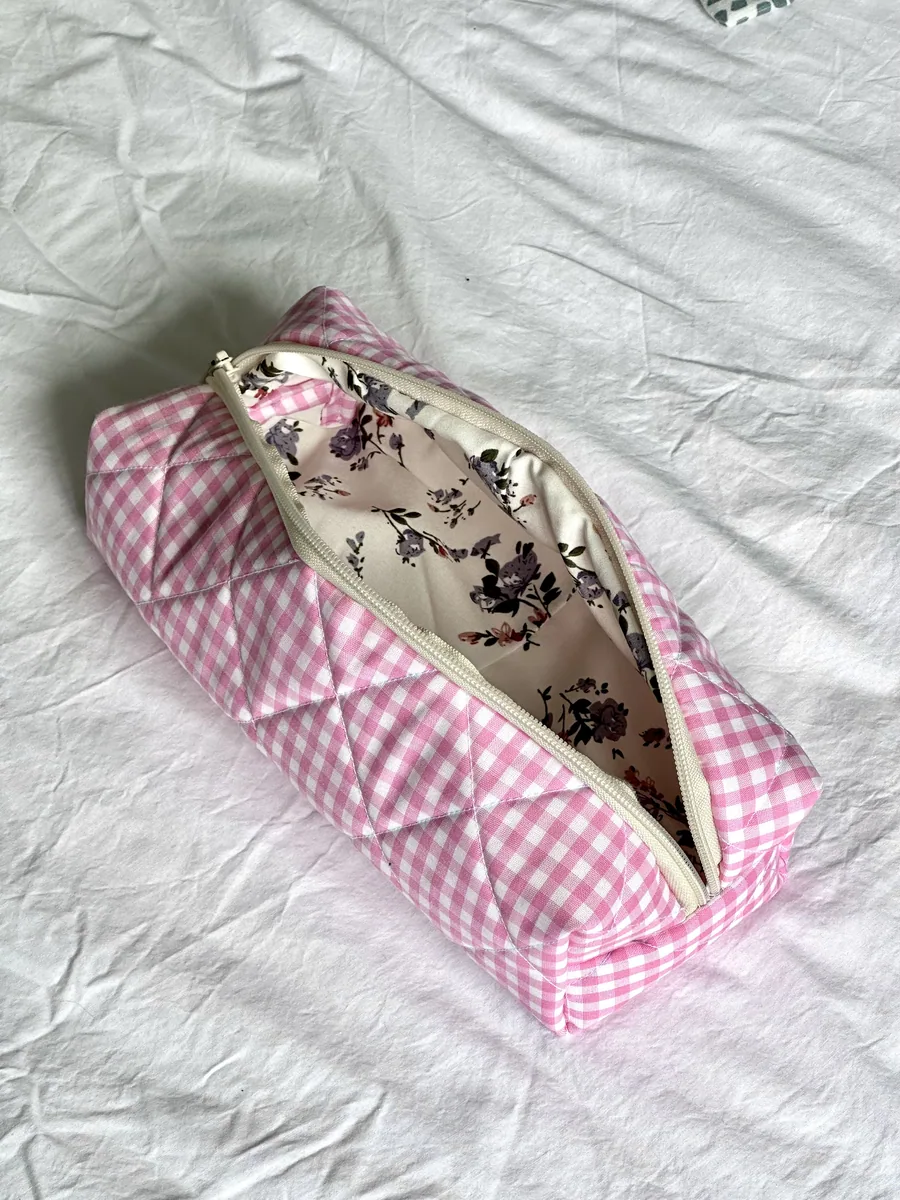 Makeup Bag PDF sewing pattern: quilted zip makeup bag, back view